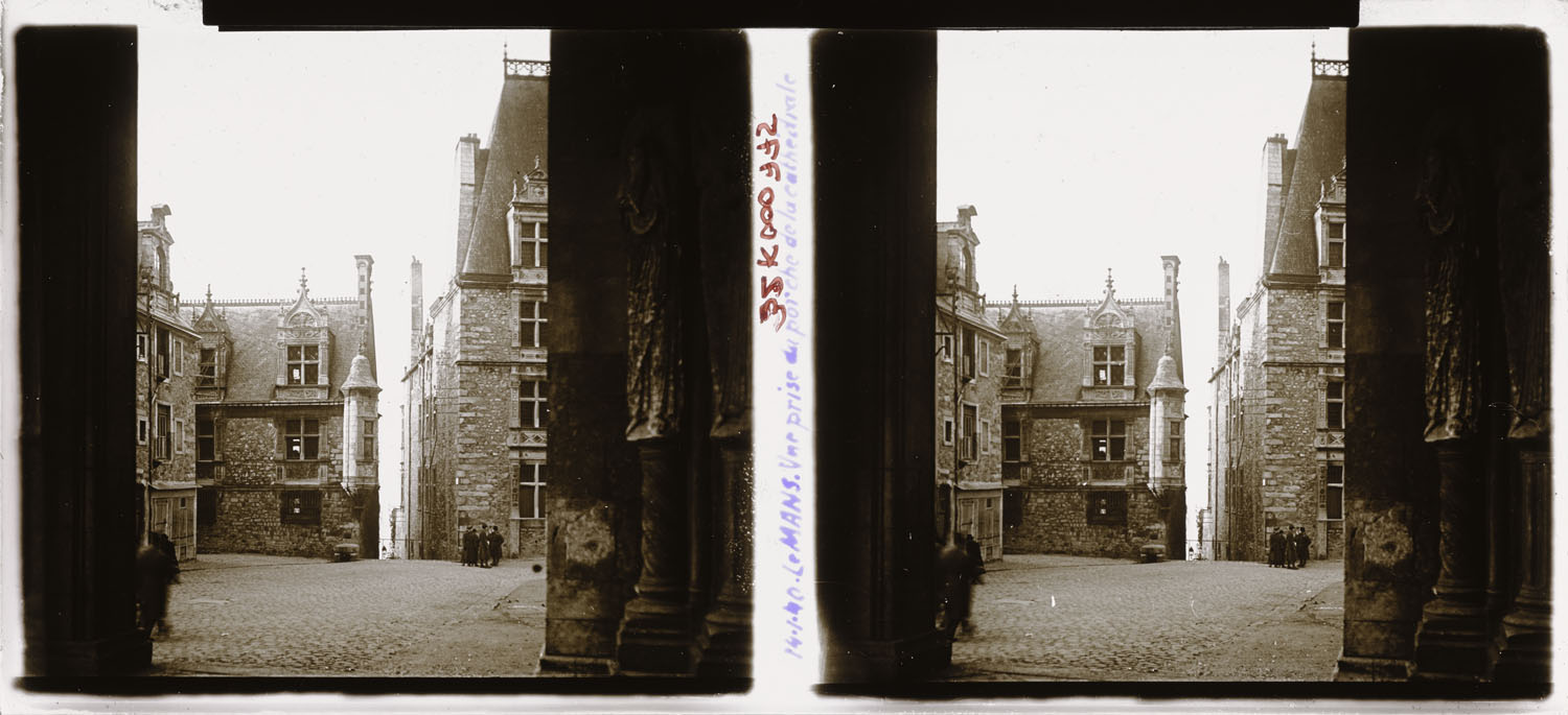 Façade du bâtiment donnant sur le parvis de la cathédrale