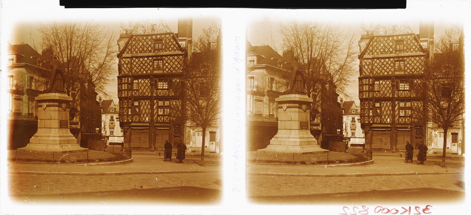 Façade à pans de bois sur rue et monument commémoratif