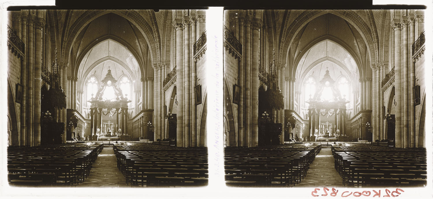 Choeur de la cathédrale avec son maître-autel à baldaquin