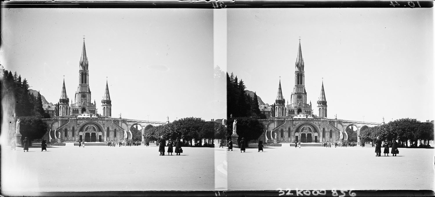 Façade d’accès à la basilique Notre-Dame du Rosaire