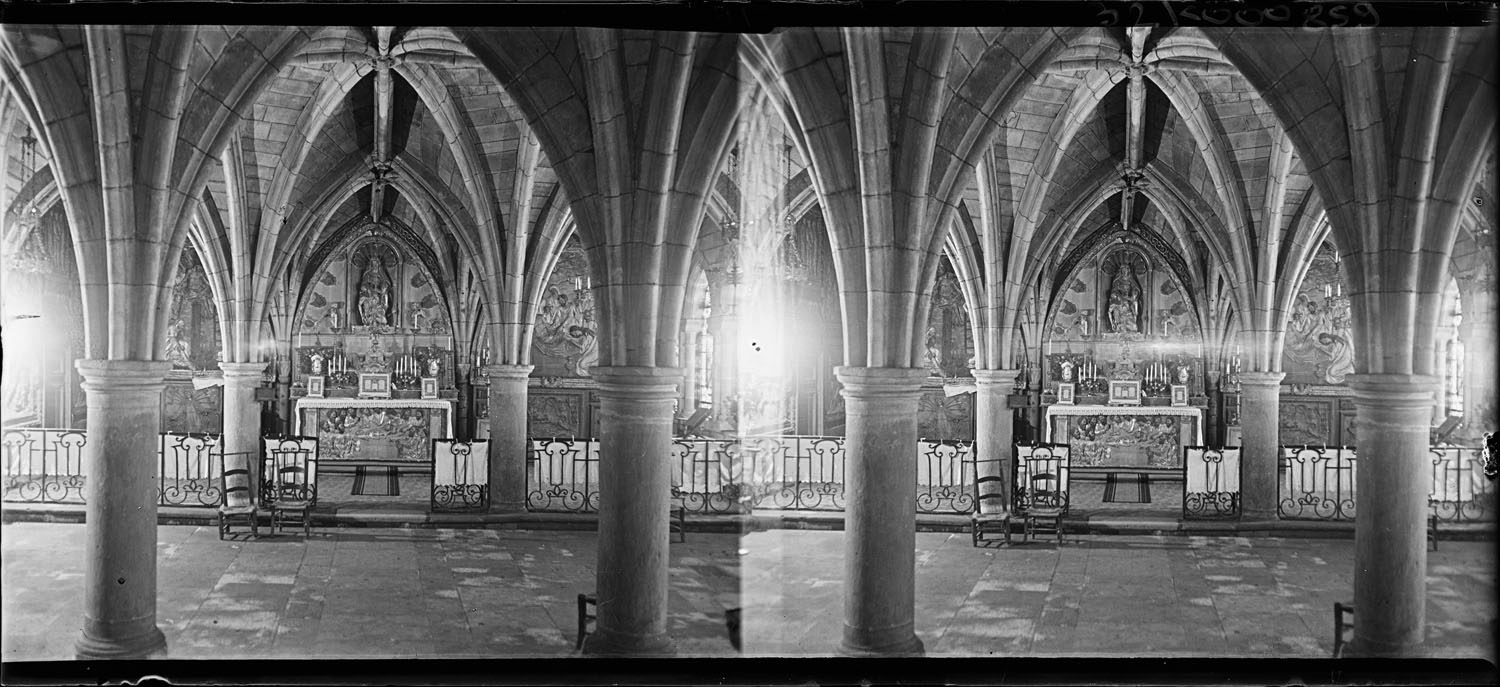 Intérieur de la chapelle avec la colonnade de l’ancienne salle capitulaire