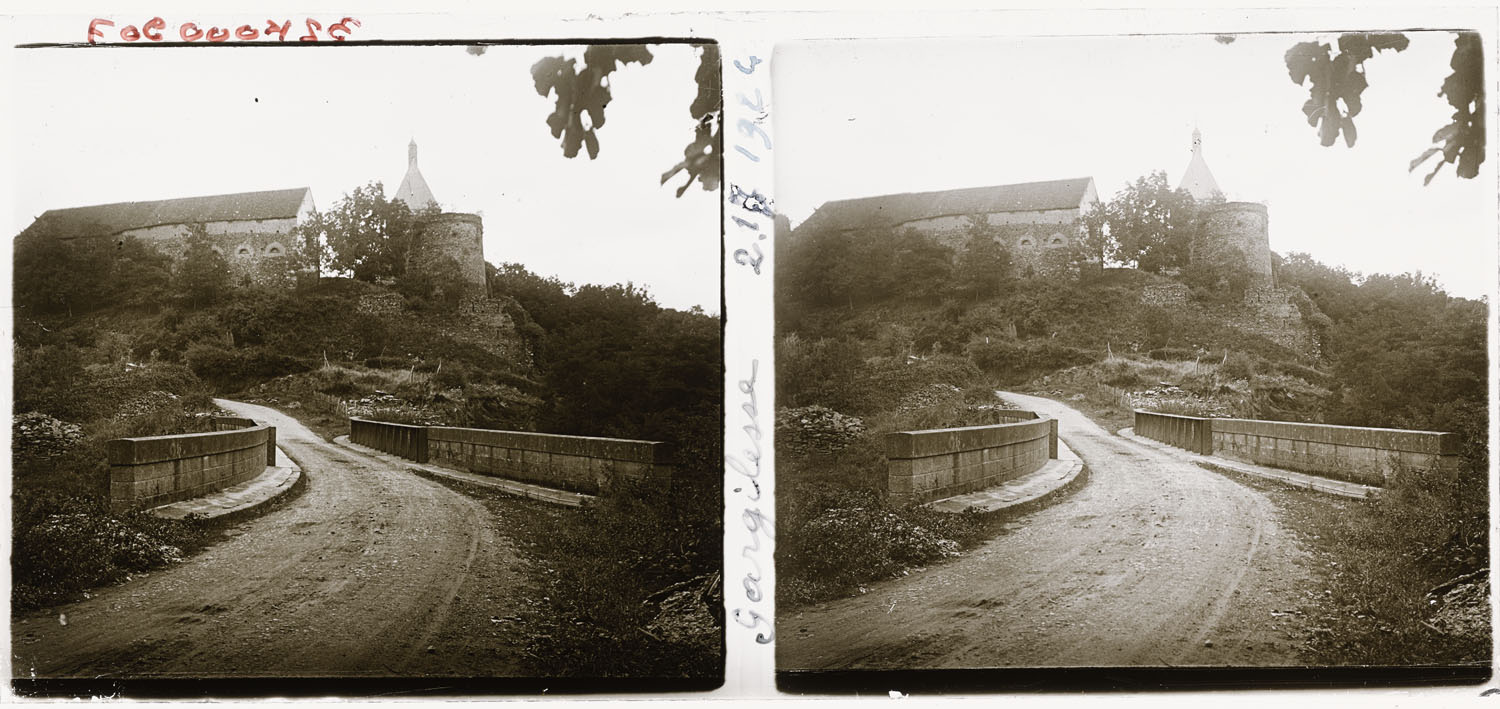 Ferme du château et une des tours du rempart, prises depuis un pont en contrebas