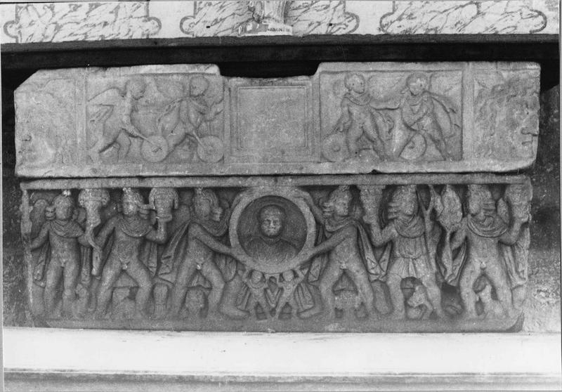 sarcophage, actuellement autel - © Ministère de la Culture (France), Médiathèque du patrimoine et de la photographie (objets mobiliers), tous droits réservés