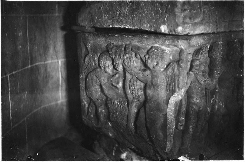 sarcophage, actuellement autel