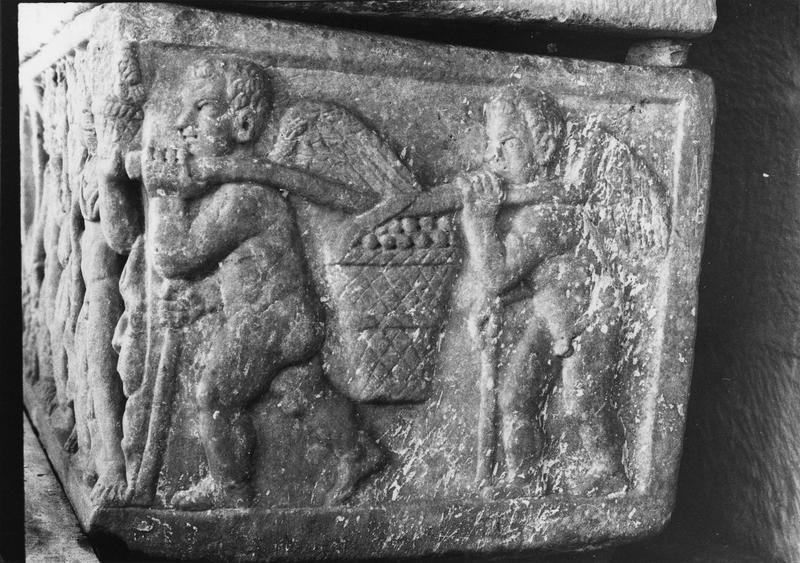 sarcophage, actuellement autel - © Ministère de la Culture (France), Médiathèque du patrimoine et de la photographie (objets mobiliers), tous droits réservés