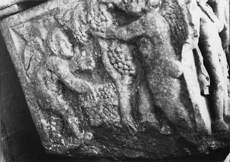 sarcophage, actuellement autel