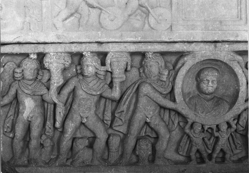 sarcophage, actuellement autel - © Ministère de la Culture (France), Médiathèque du patrimoine et de la photographie (objets mobiliers), tous droits réservés