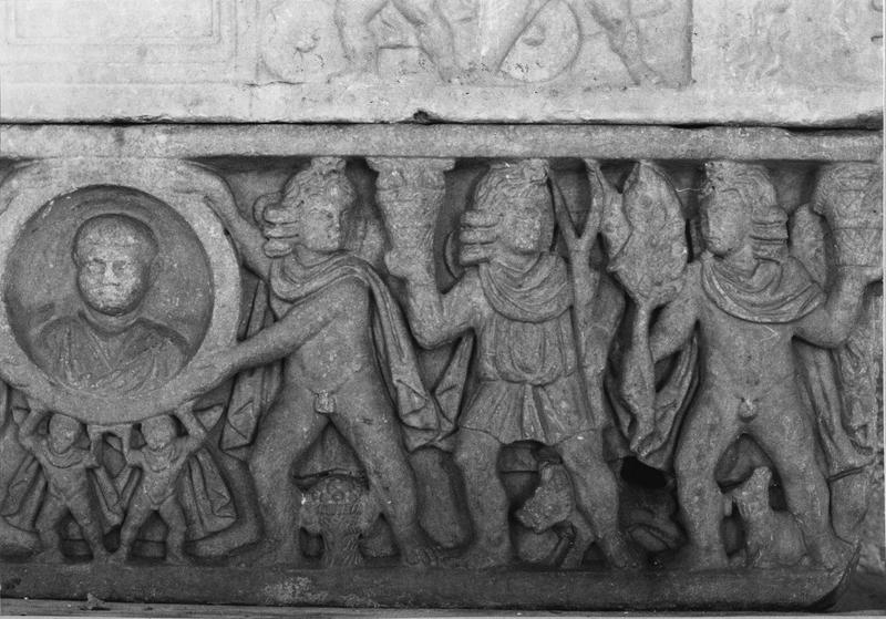 sarcophage, actuellement autel - © Ministère de la Culture (France), Médiathèque du patrimoine et de la photographie (objets mobiliers), tous droits réservés