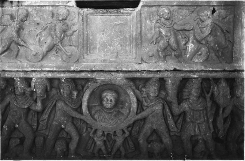 sarcophage, actuellement autel