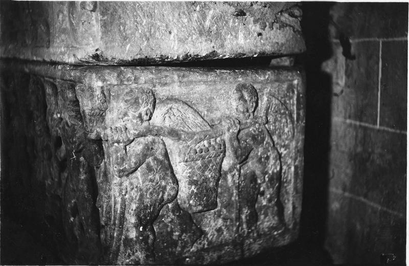 sarcophage, actuellement autel - © Ministère de la Culture (France), Médiathèque du patrimoine et de la photographie (objets mobiliers), tous droits réservés