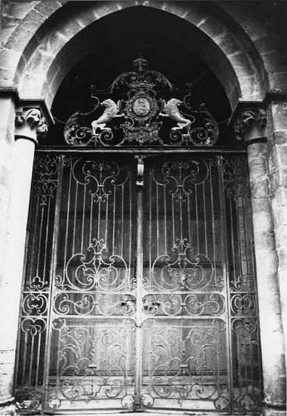 clôture du porche occidental (grille) - © Ministère de la Culture (France), Médiathèque du patrimoine et de la photographie (objets mobiliers), tous droits réservés