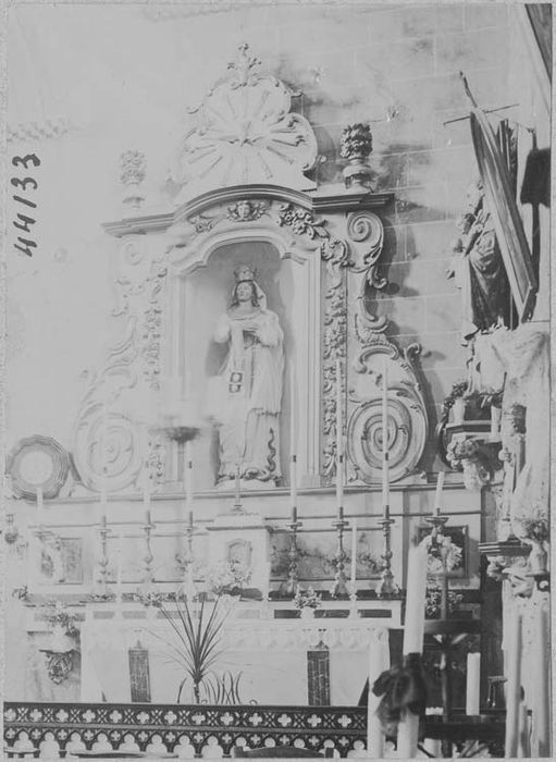 autel, retable, statue : Vierge, chandeliers d'autel (candélabres)