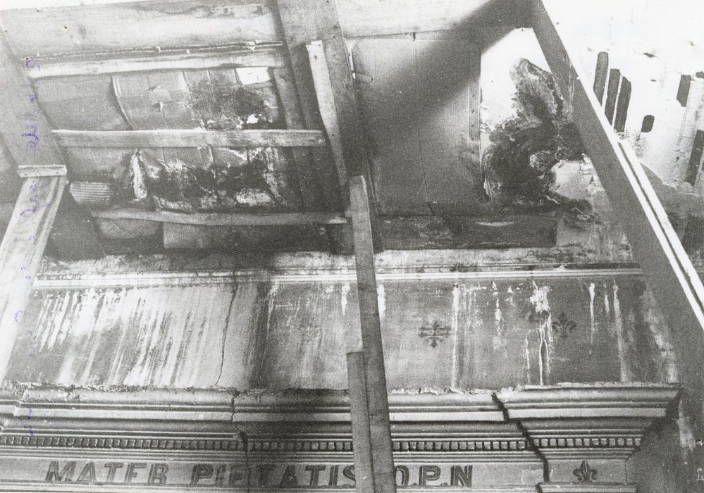 vue partielle du plafond situé au dessus du retable