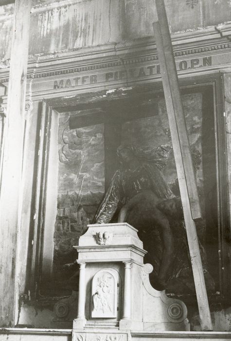retable, tabernacle, haut-relief : Vierge de Pitié, vue partielle