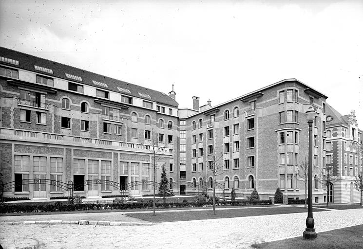 Vue d'ensemble sur rue, jardins