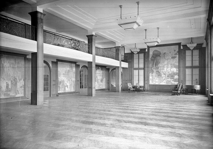 Intérieur, décoration du grand salon : fauteuils, peinture murale