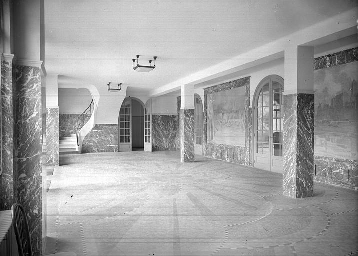 Intérieur, décoration du hall : peintures murales, escalier au fond