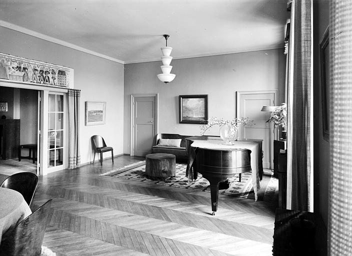 Intérieur, décoration du grand salon : piano, chaises, canapé