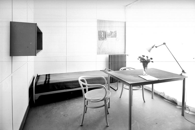 Intérieur, décoration d'une chambre : lit, chaise, bureau, lampe de bureau