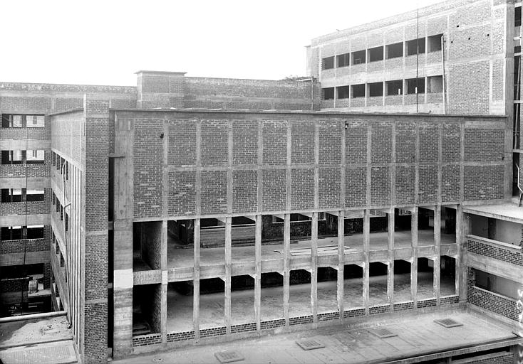 Vue rapprochée sur le bâtiment