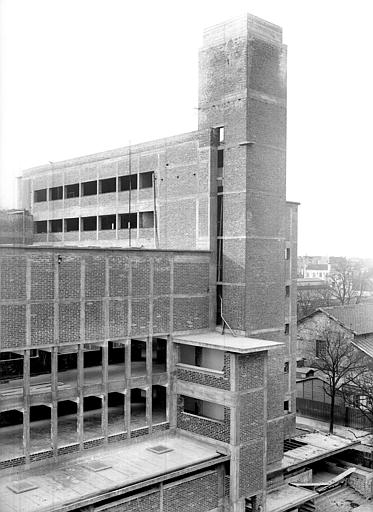 Vue rapprochée sur le bâtiment