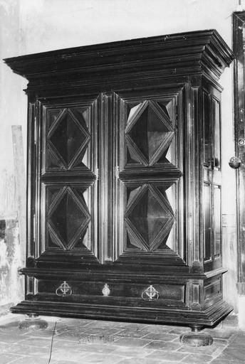 armoire style Louis XIII
