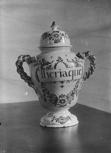 pot à pharmacie - © Ministère de la Culture (France), Médiathèque du patrimoine et de la photographie, diffusion RMN-GP