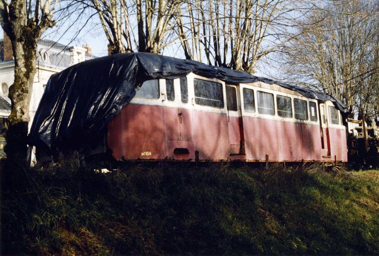 matériel de transport ferroviaire (autorail à deux essieux, NTM104)
