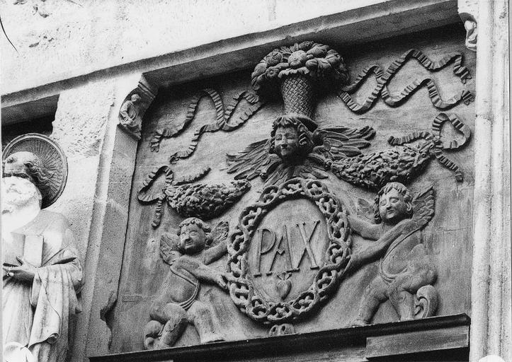 dessus de porte en bas-relief