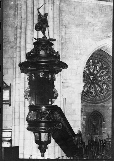 chaire à prêcher, détail du groupe sculpté représentant saint Michel terrassant dragon - © Ministère de la Culture (France), Médiathèque du patrimoine et de la photographie, diffusion RMN-GP