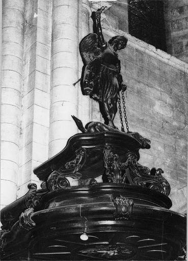 chaire à prêcher, détail du groupe sculpté représentant saint Michel terrassant dragon