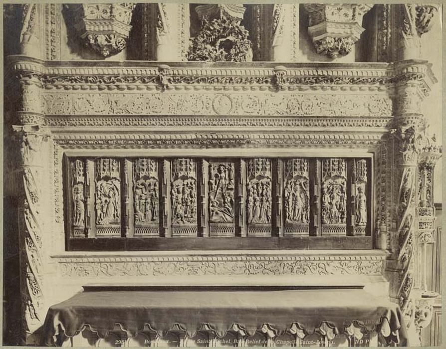 retable orné de neuf reliefs en albâtre polychromé 