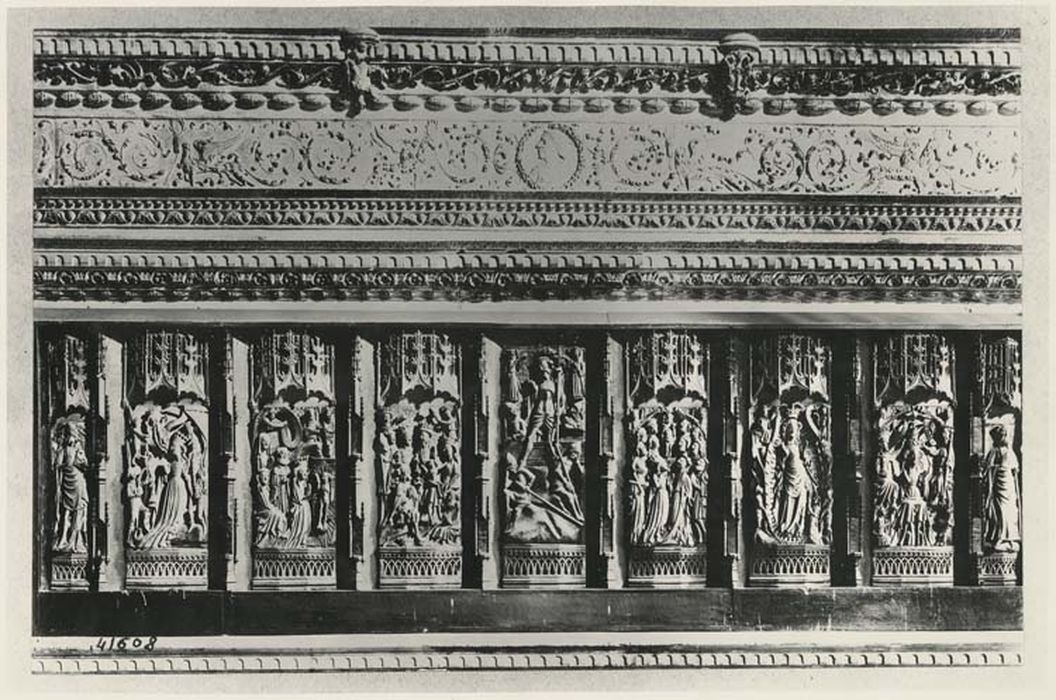 retable orné de neuf reliefs en albâtre polychromé 