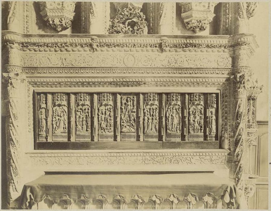 retable orné de neuf reliefs en albâtre polychromé 