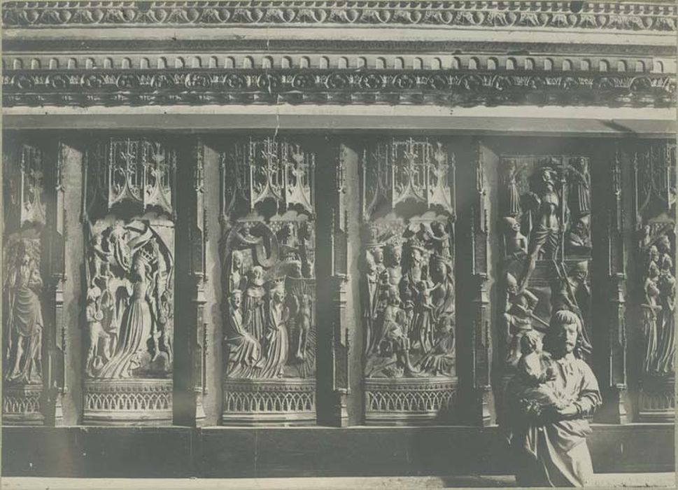 retable orné de neuf reliefs en albâtre polychromé, vue partielle