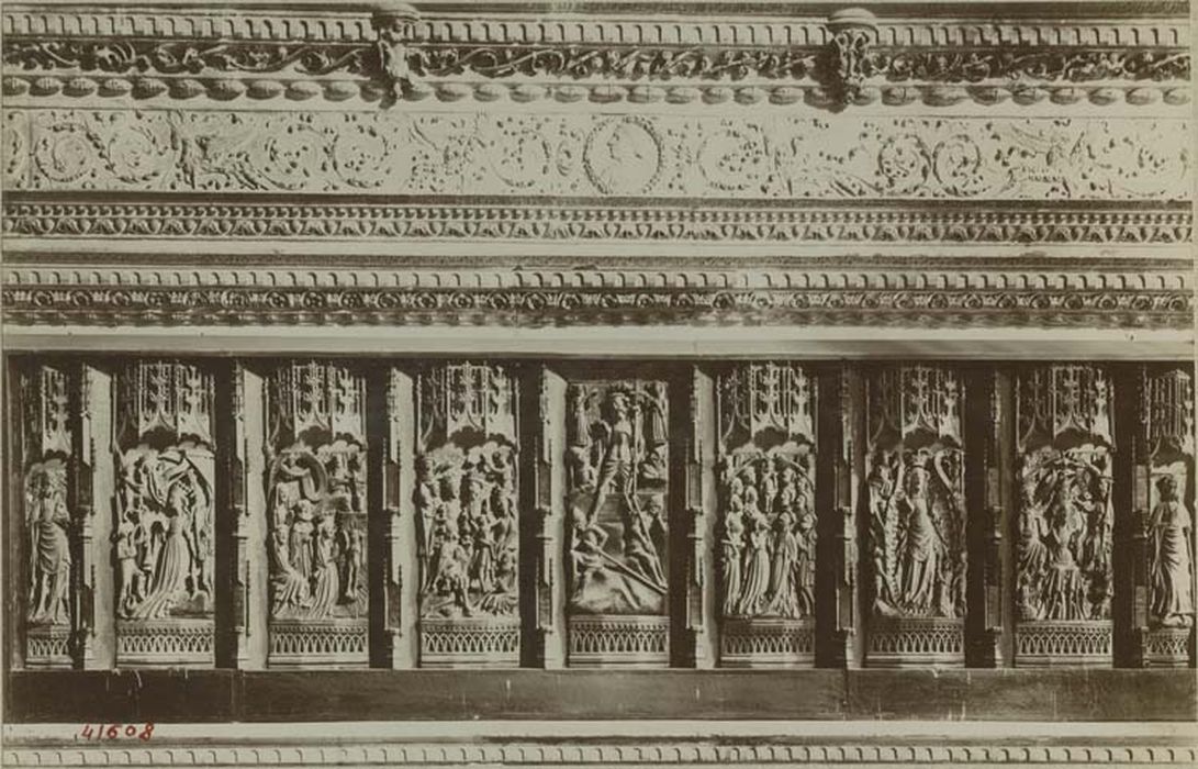 retable orné de neuf reliefs en albâtre polychromé