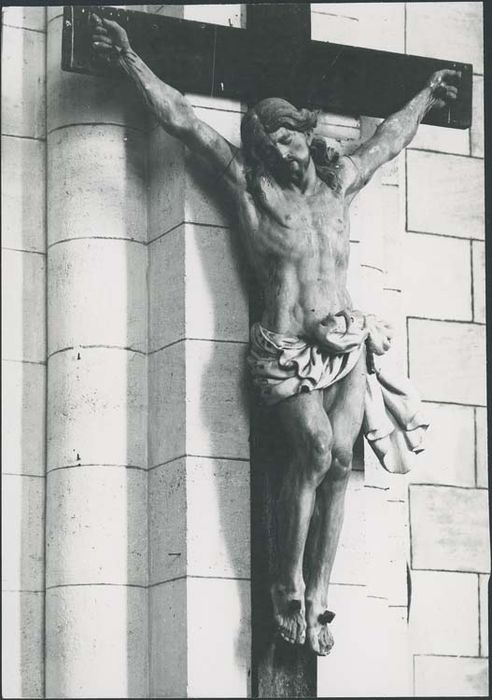 statue : Christ en croix