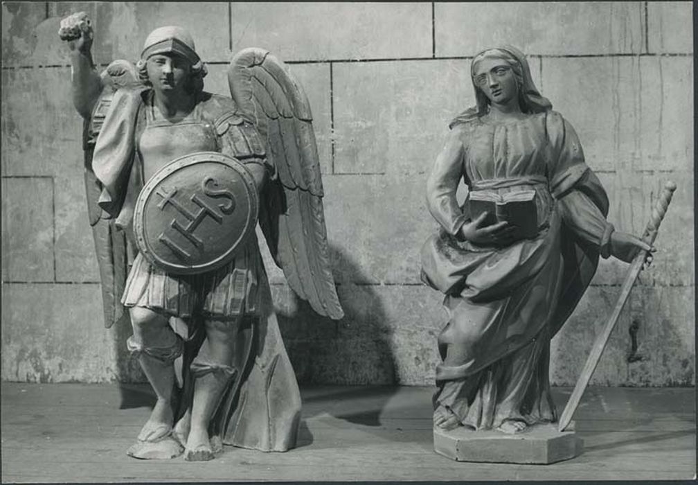 Deux statues : Saint Michel et Sainte Catherine