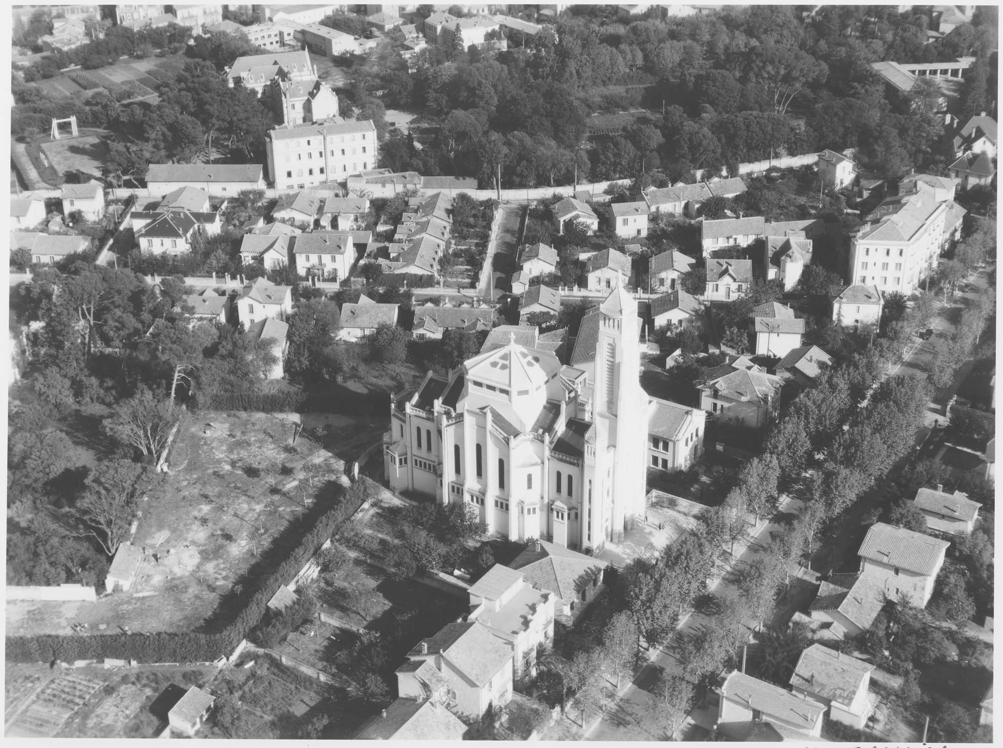 Eglise paroissiale Sainte-Thérèse-de-Lisieux ou Eglise Sainte-Thérèse-de-l'Enfant-Jésus-et-de-la-Sainte-Face