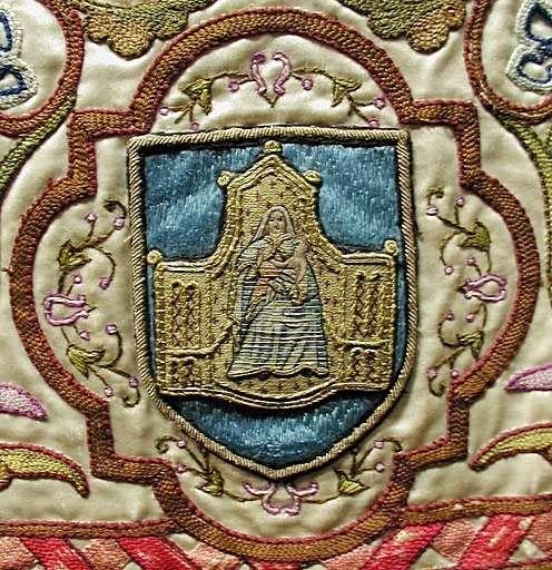 chape diocésaine (ornement blanc) de Mgr de Cabrières. Détail d'armoiries.