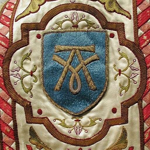chape diocésaine (ornement blanc) de Mgr de Cabrières. Détail d'armoiries.