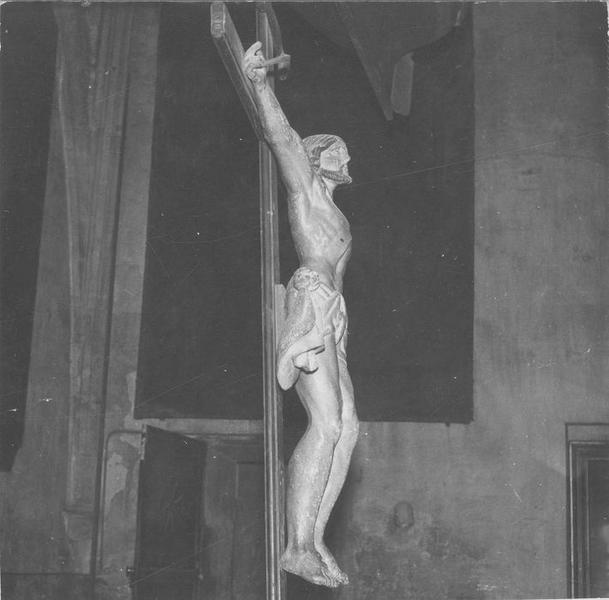 statue : Christ en croix, vue générale