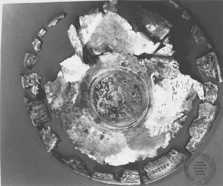 plat : Personnage créophore entouré de moutons, vue générale