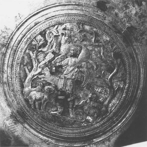 plat : Personnage créophore entouré de moutons, détail