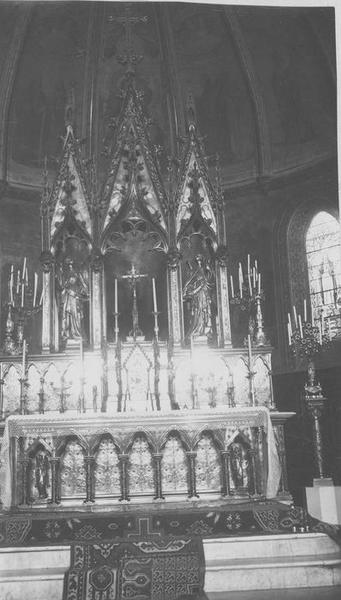 autel, retable, 4 statues, croix d'autel, 6 chandeliers (maître-autel), vue générale - © Ministère de la Culture (France), Médiathèque du patrimoine et de la photographie (objets mobiliers), tous droits réservés