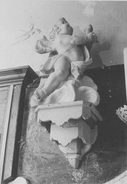 statue : angelot sur des nuages, vue générale