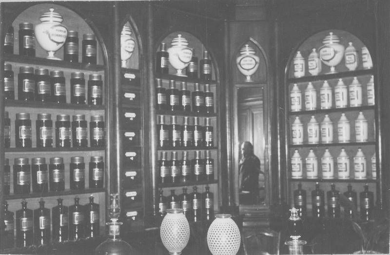 meuble de pharmacie, lambris de revêtement, pots à pharmacie (77), vue partielle - © Ministère de la Culture (France), Médiathèque du patrimoine et de la photographie, diffusion RMN-GP