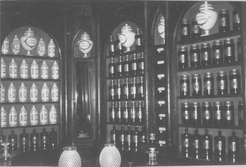 meuble de pharmacie, lambris de revêtement, pots à pharmacie (77), vue partielle - © Ministère de la Culture (France), Médiathèque du patrimoine et de la photographie, diffusion RMN-GP