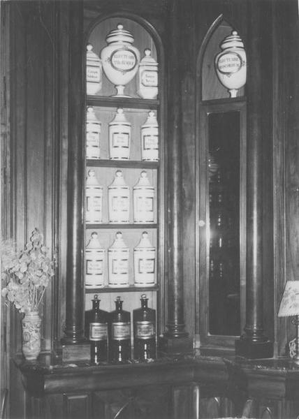meuble de pharmacie, lambris de revêtement, pots à pharmacie (77), vue partielle - © Ministère de la Culture (France), Médiathèque du patrimoine et de la photographie, diffusion RMN-GP