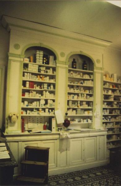 meuble de pharmacie, vue générale